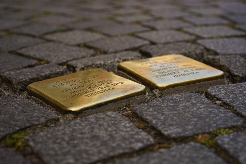 Fünf Stolpersteine erinnern an Naziverbrechen