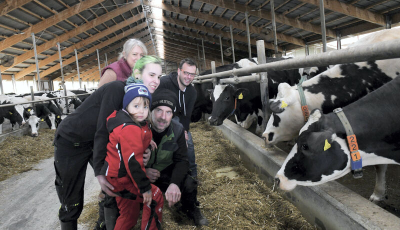 Regionalmarkt und offene Türen in der Milchviehanlage