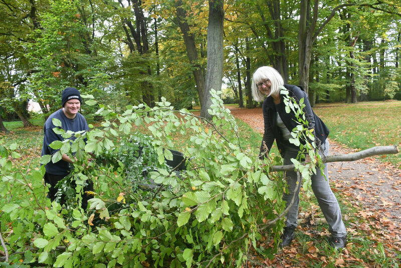 Heimatverein räumt den Park auf