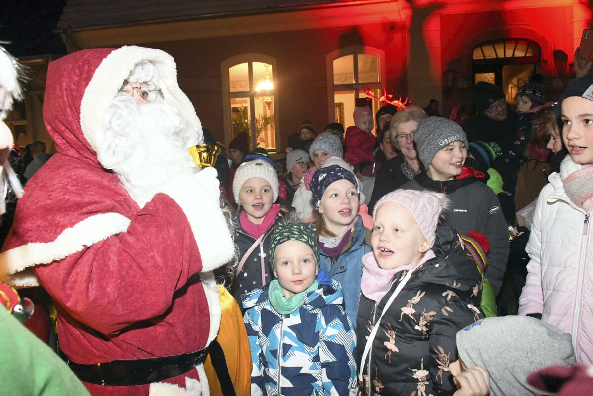 Weihnachtsmann beschenkt Kromlauer Kinder