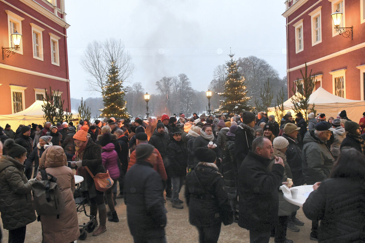 Gedränge bei der Schlossweihnacht