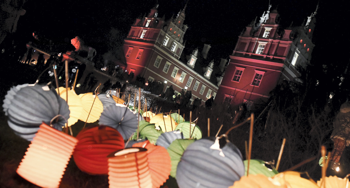 So bunt leuchtet’s am Muskauer Schloss