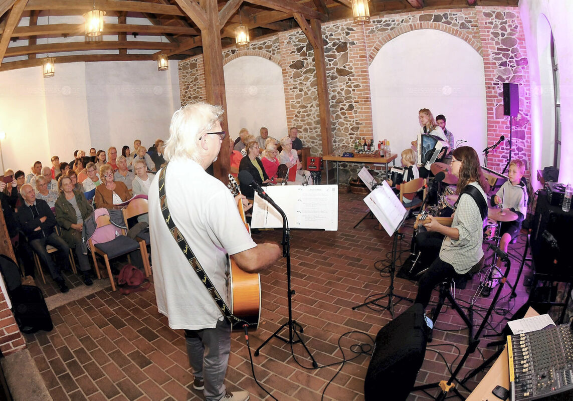 Volle Hütte bei Oldies, Hits, Schlager und Walzer