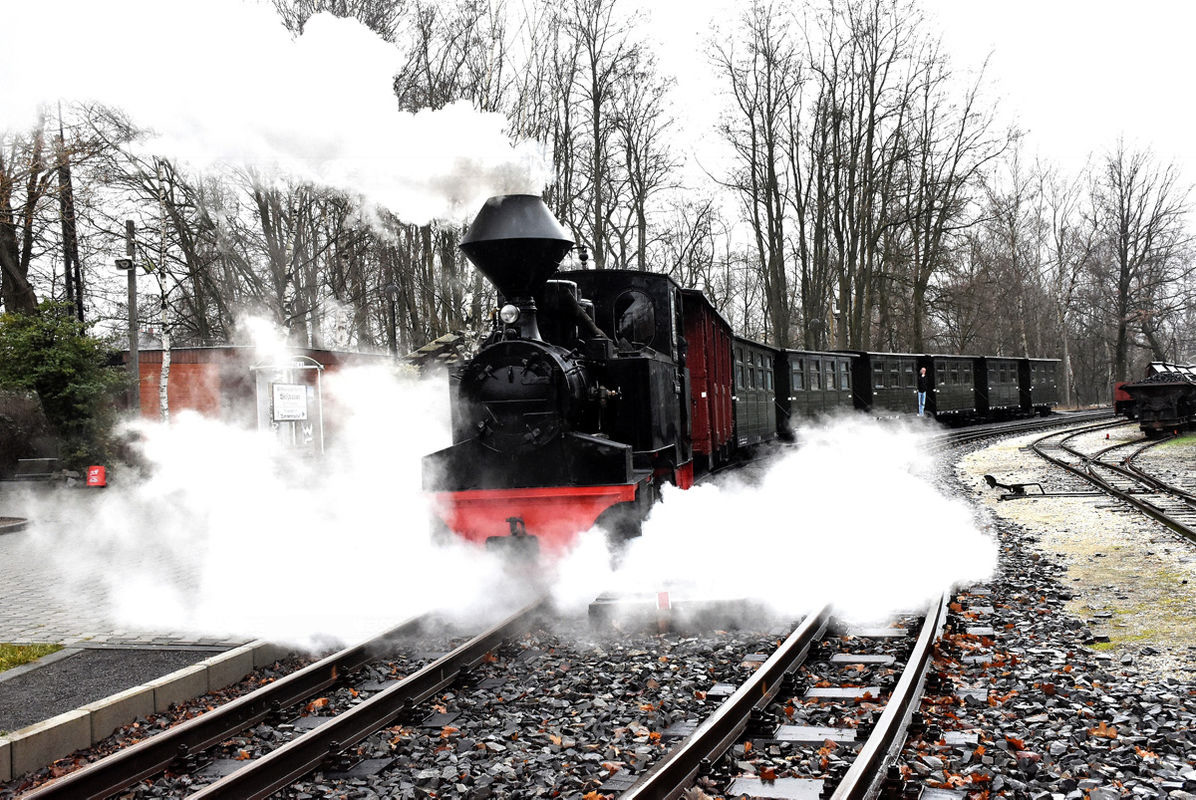 Waldeisenbahn fährt mit historischen Dampfloks